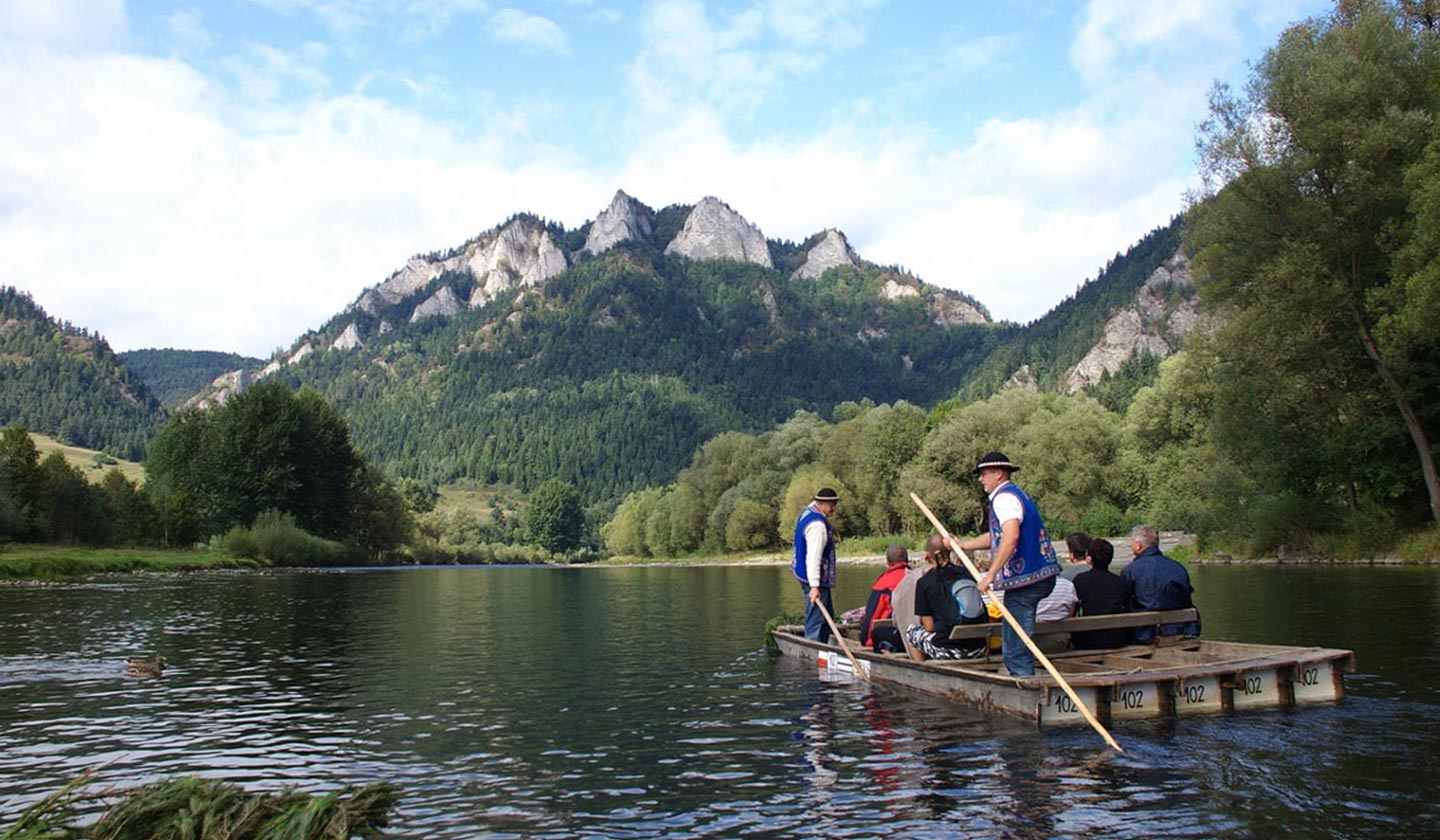 tour-dunajec-wooden-canoe-rafting-and-step-up-to-trzy-korony-mountain-5.jpg